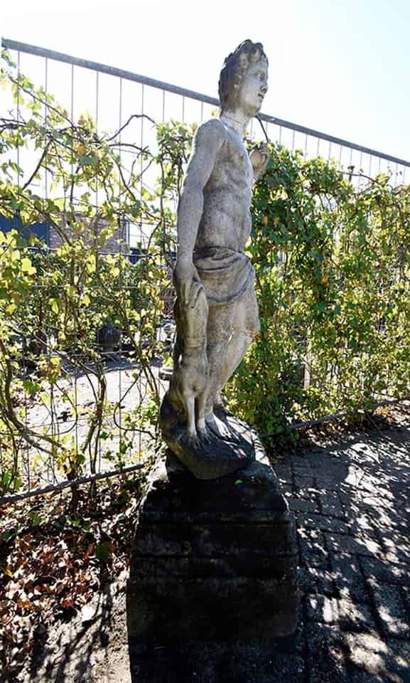 18e-eeuws-beeld-op-sokkel