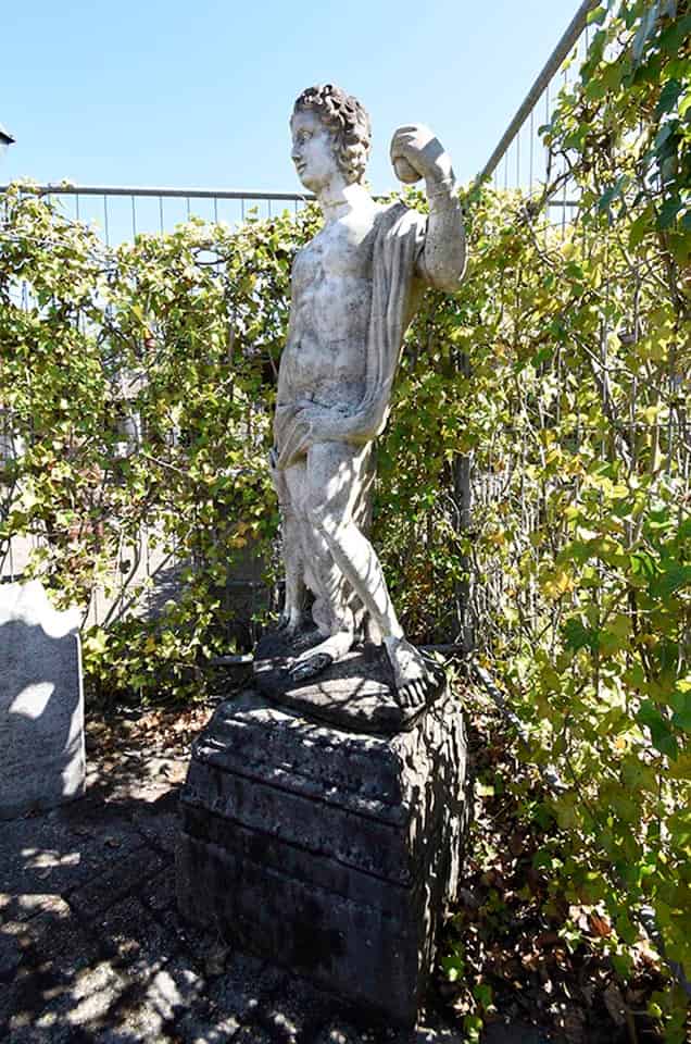 18e-eeuws-beeld-op-sokkel