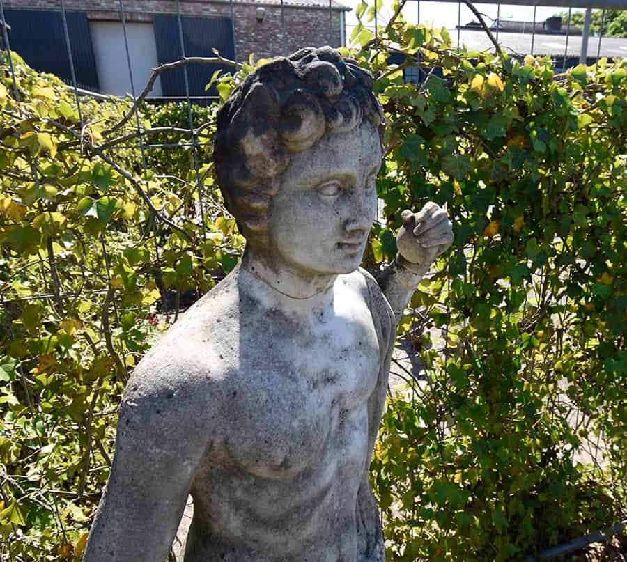 18e-eeuws-beeld-op-sokkel