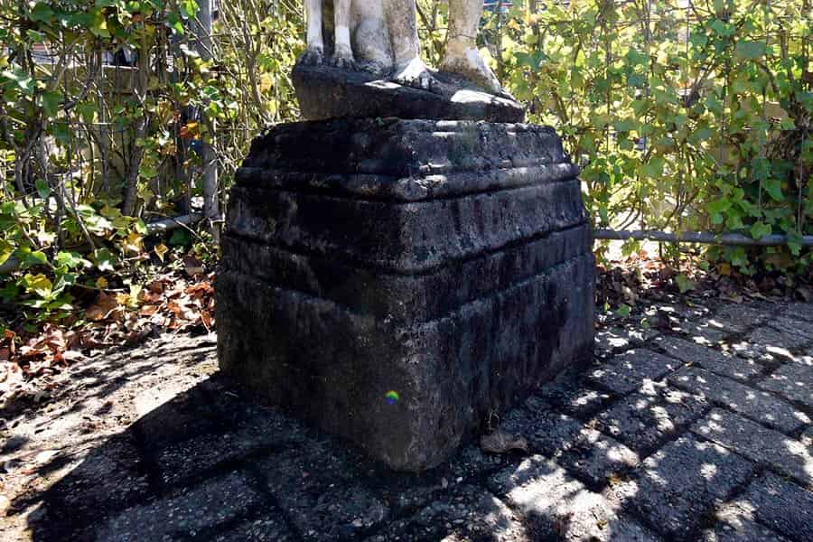 18e-eeuws-beeld-op-sokkel