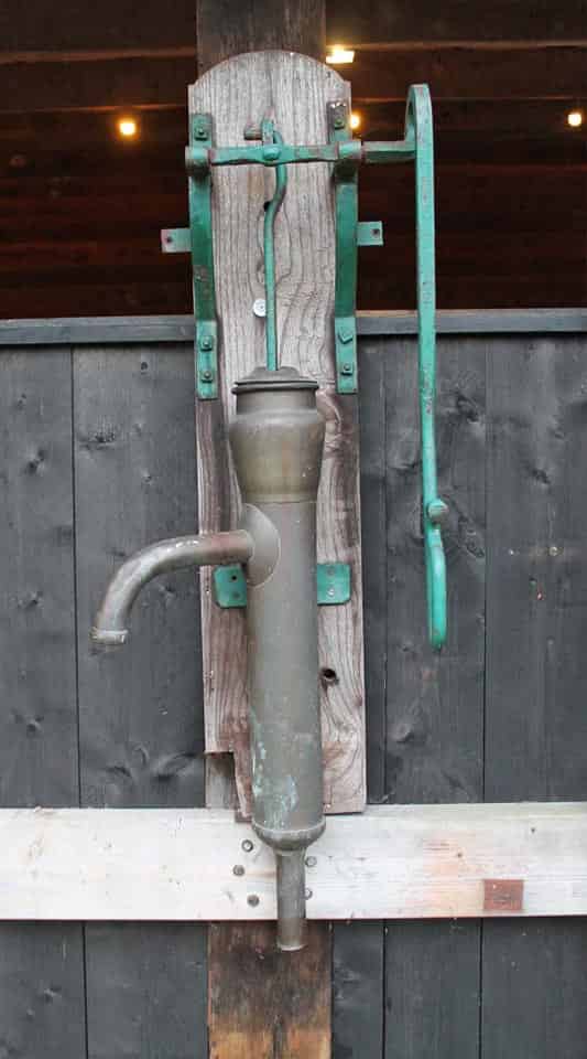 Antieke-koperen-pomp