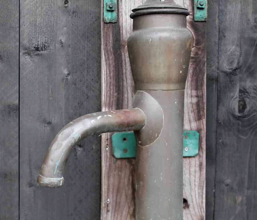 Antieke-koperen-pomp