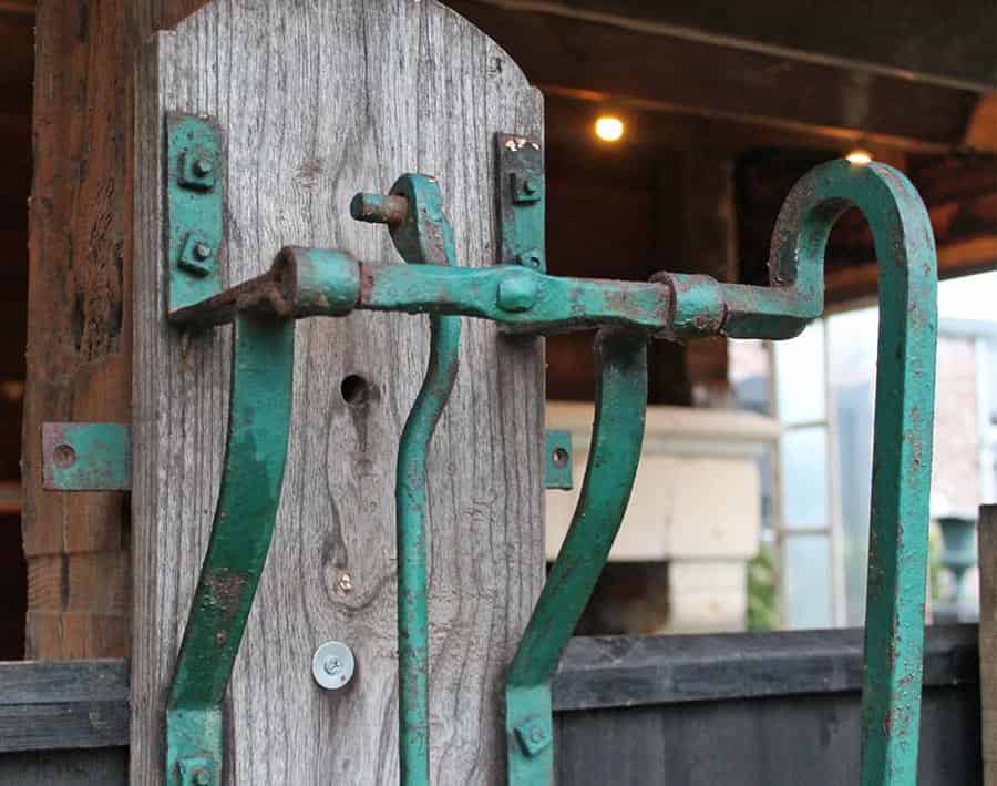 Antieke-koperen-pomp