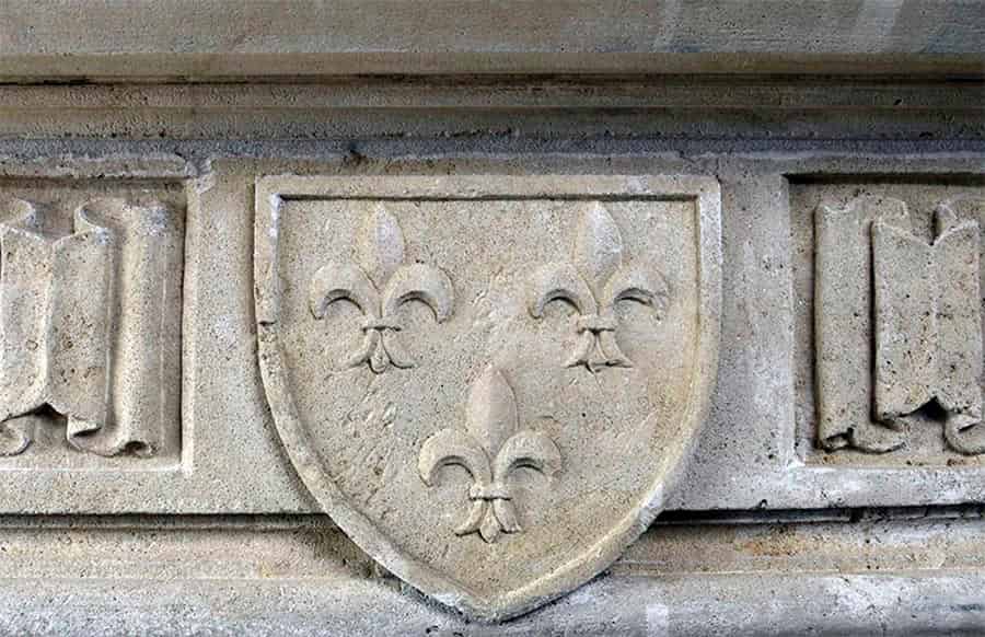 Franse-zandstenen-kasteelschouw