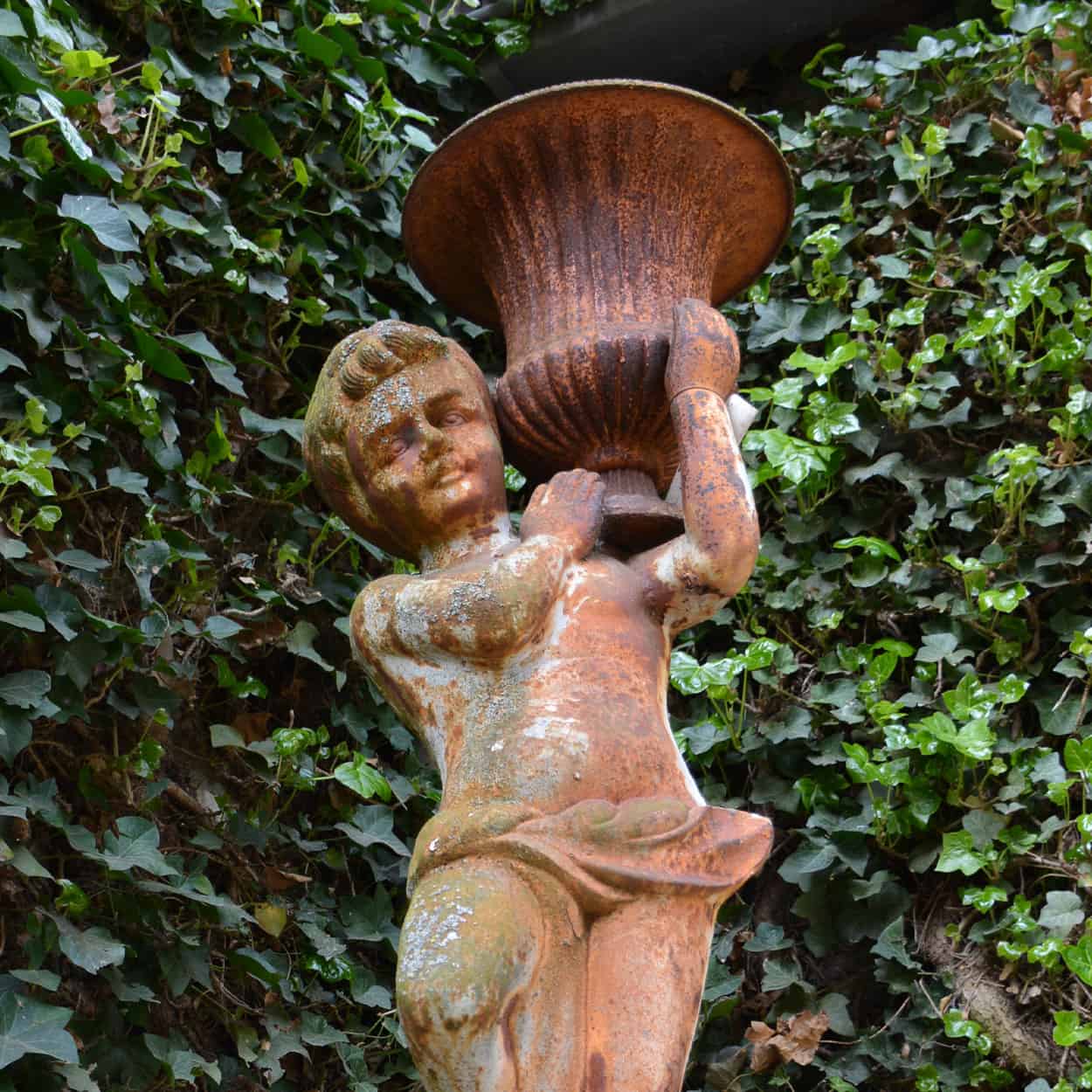 Gietijzeren-beeld-met-oude-sokkel