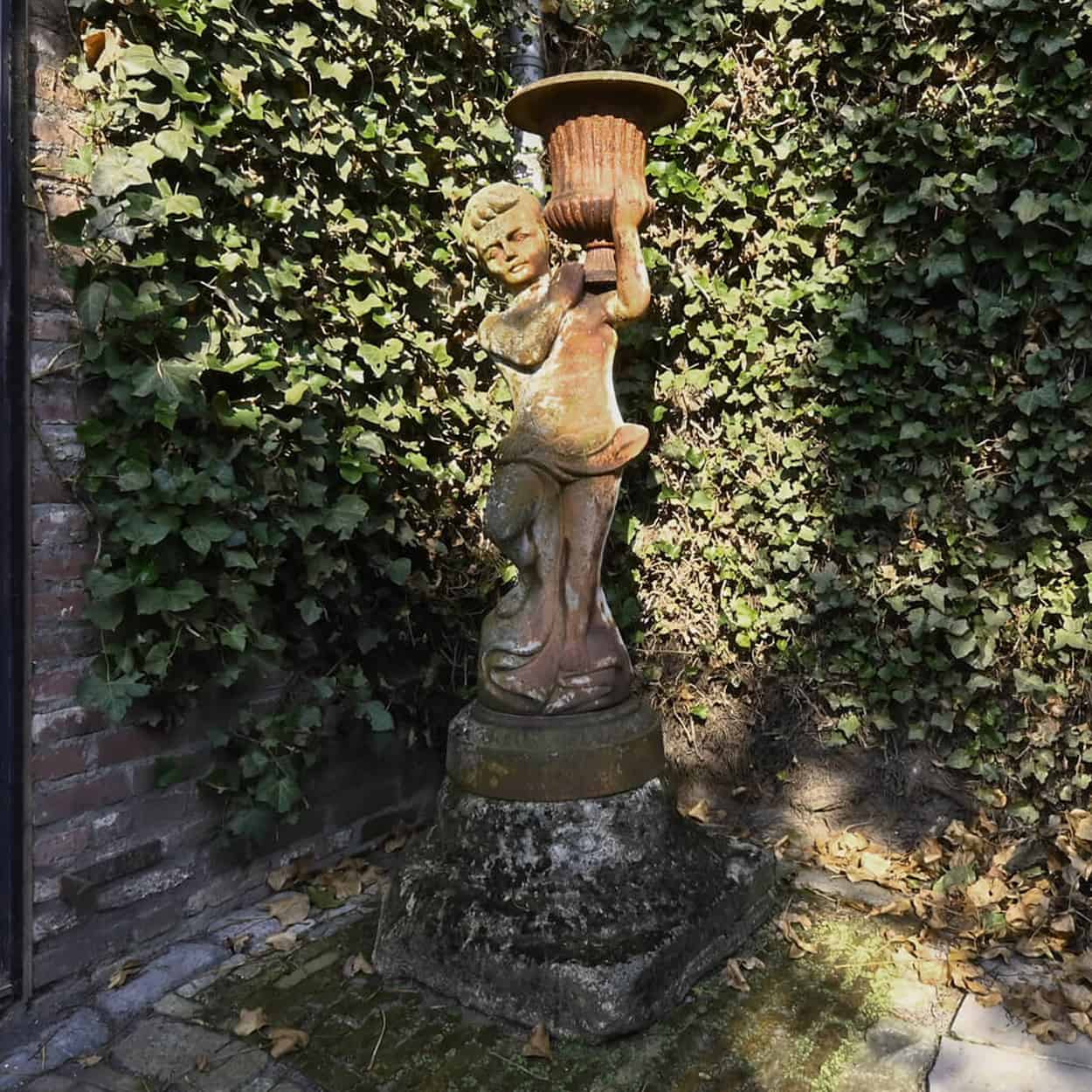 Gietijzeren-beeld-met-oude-sokkel