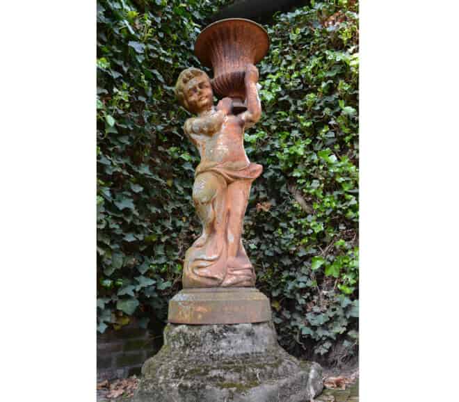 Gietijzeren-beeld-met-oude-sokkel