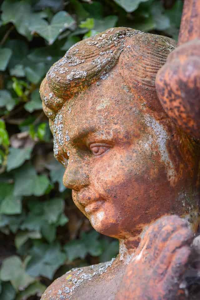 Gietijzeren-beeld-met-oude-sokkel