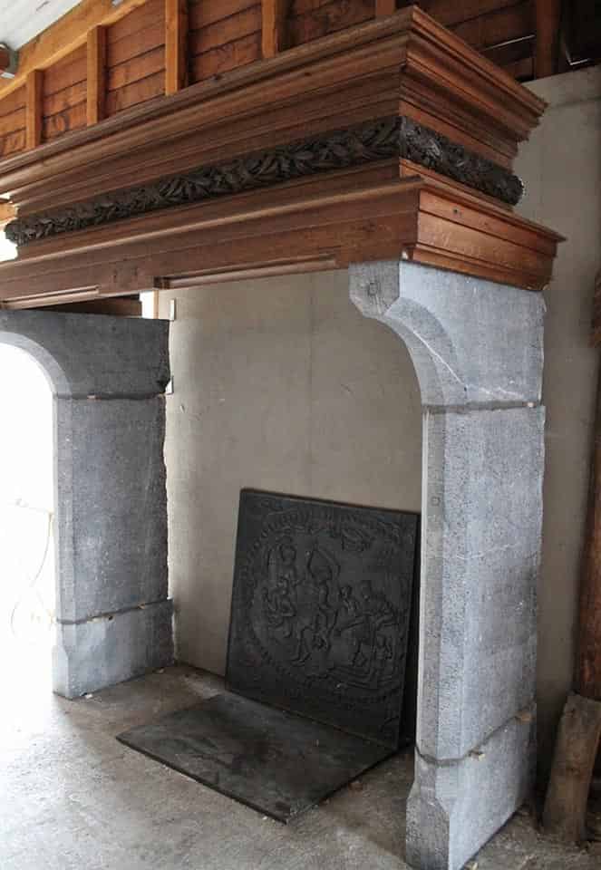 Hardstenen-schouw-met-houten-kap