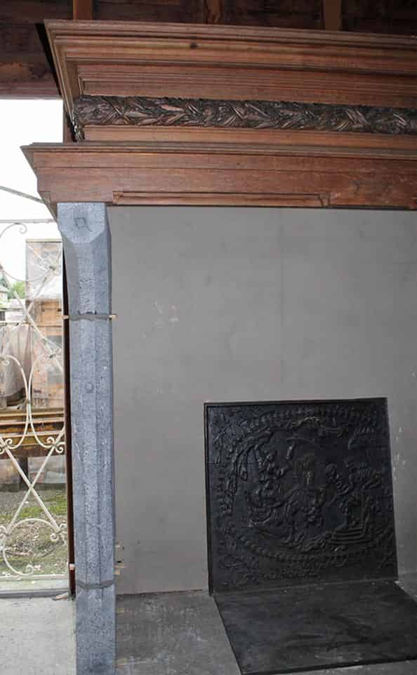 Hardstenen-schouw-met-houten-kap