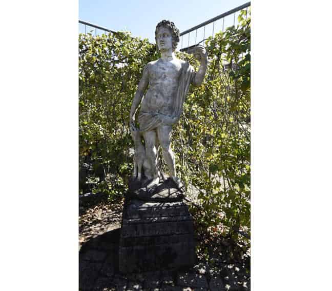 man-met-hond-op-sokkel