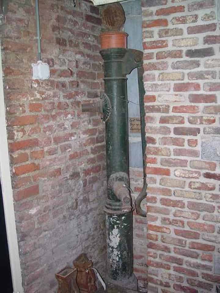 Oud-gietijzeren-pomp