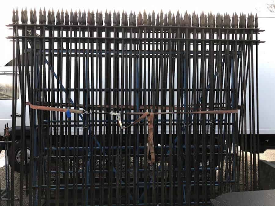 Partij-oud-hekwerk-met-palen