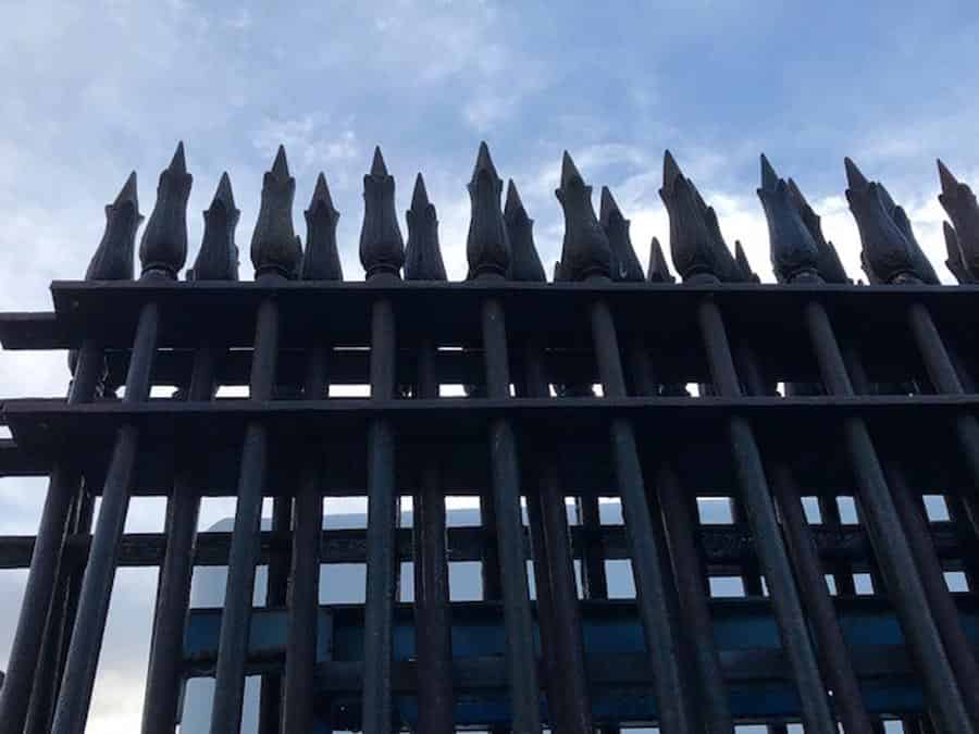 Partij-oud-hekwerk-met-palen