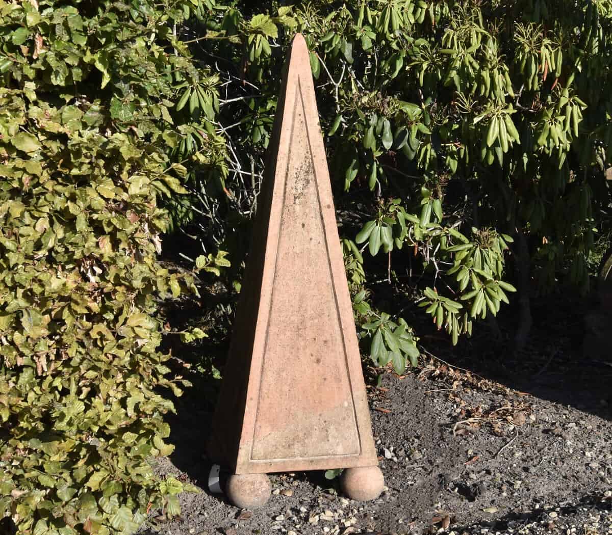 Terracotta-obelisk
