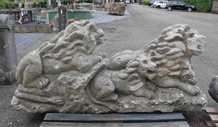 Zeer-mooi-antiek-beeld-met-leeuwen