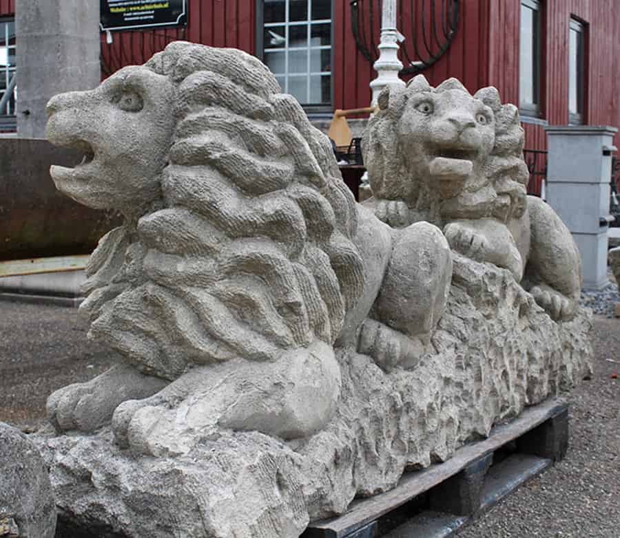 Zeer-mooi-antiek-beeld-met-leeuwen