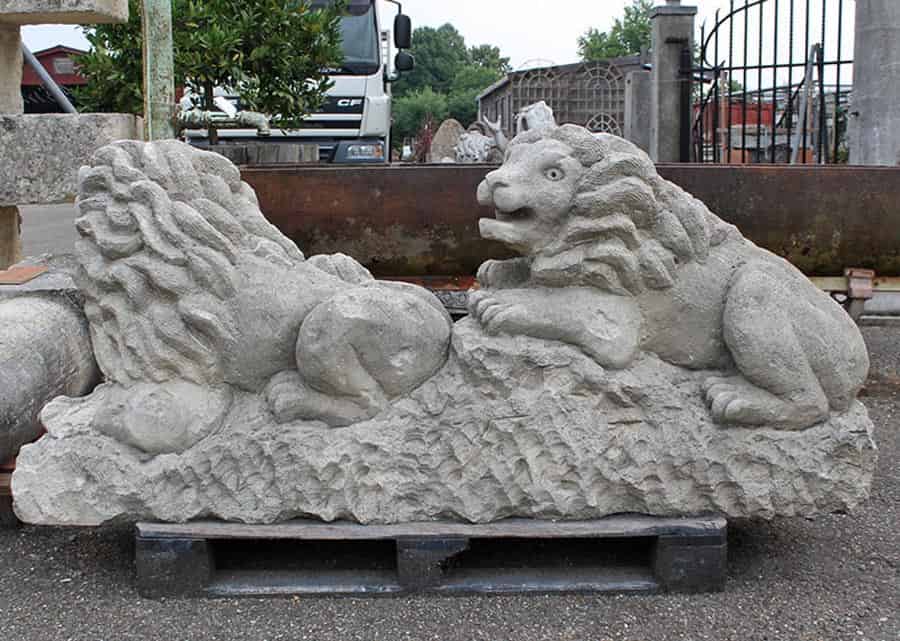 Zeer-mooi-antiek-beeld-met-leeuwen