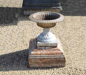 Zeer-oude-gietijzeren-vaas