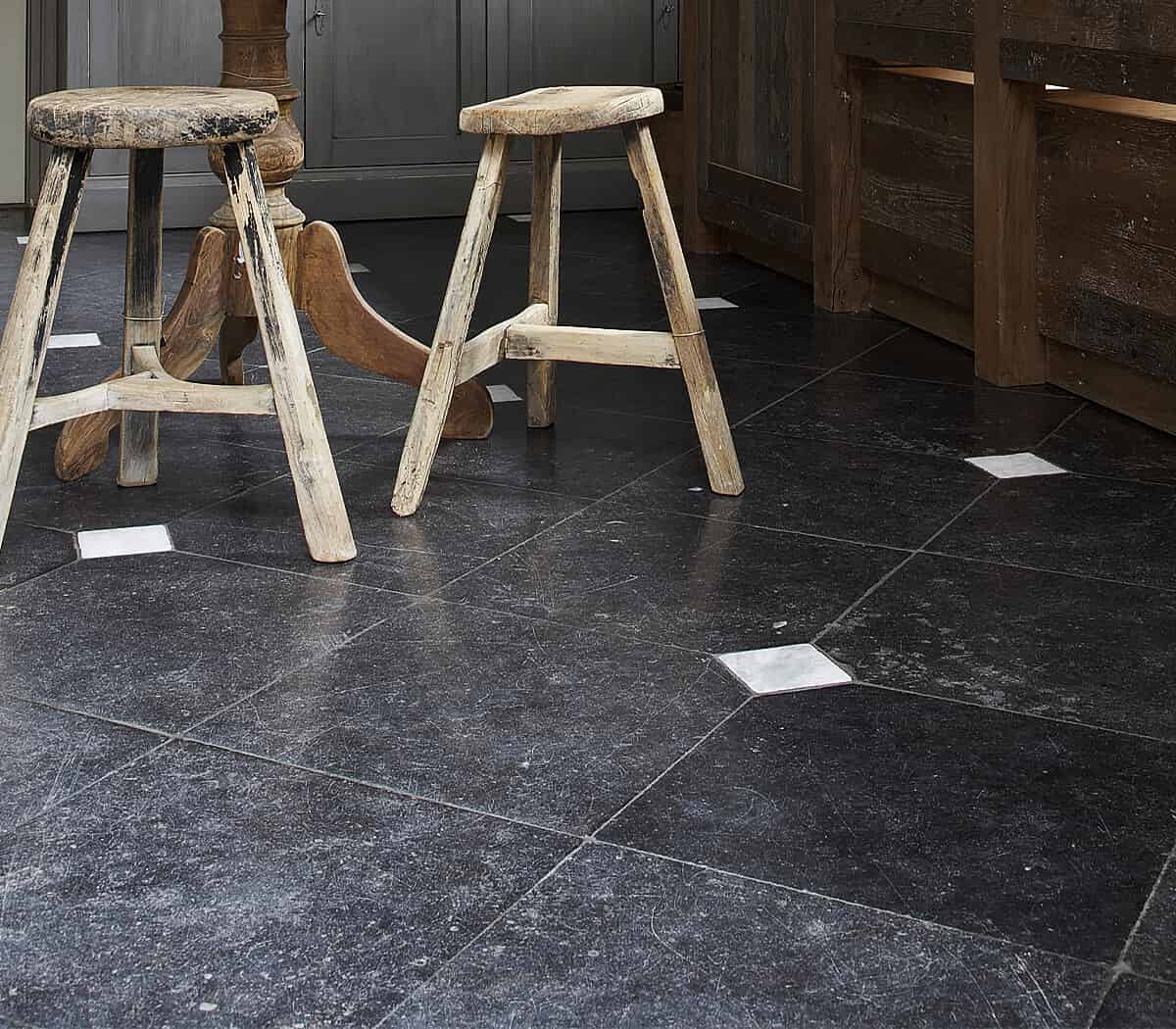 belgisch-hardsteen-met-cabochon-carrara-marmer