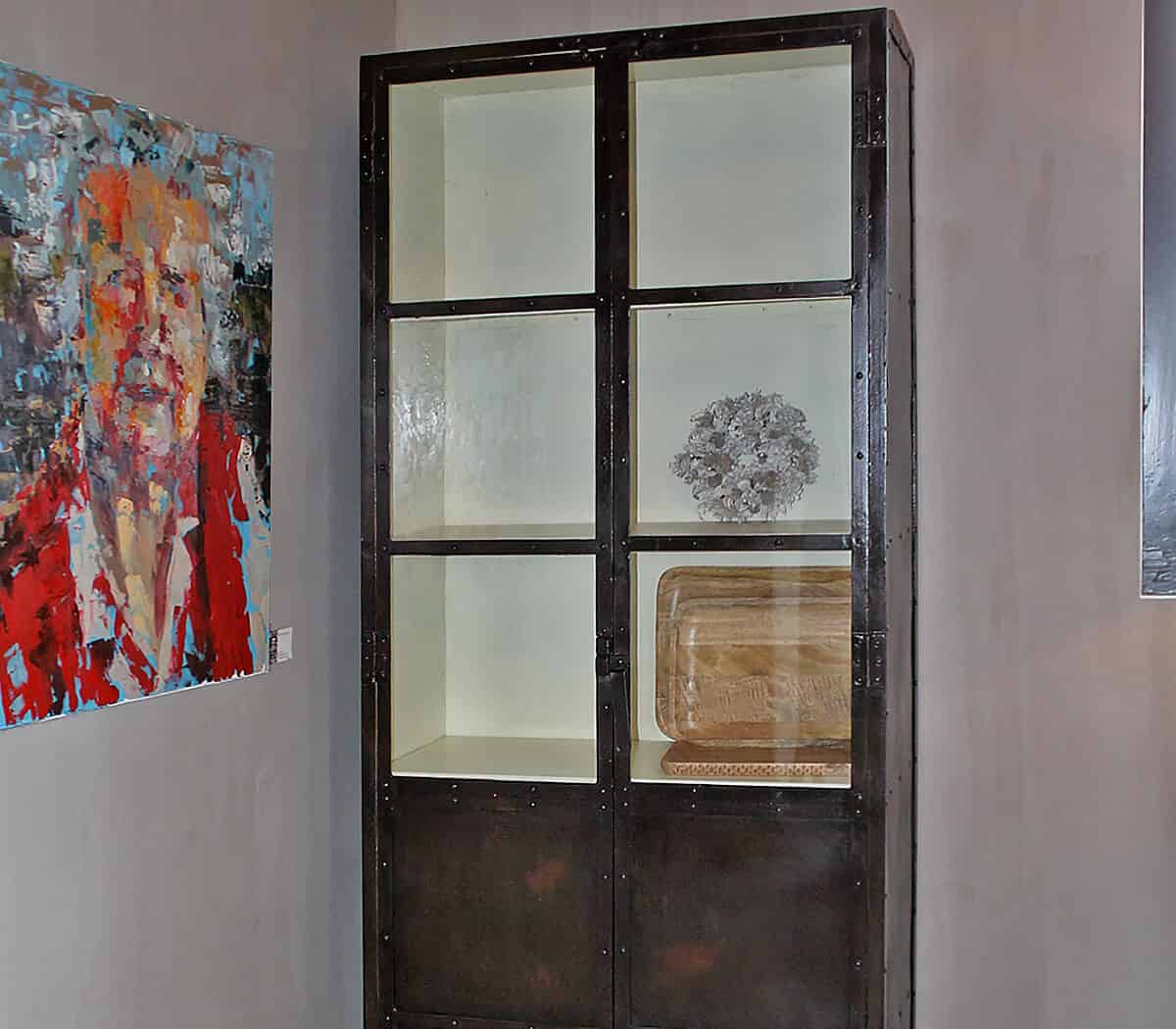 ijzeren-vitrinekast-vintage