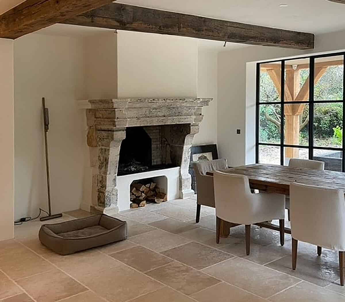 verouderde-creme-bourgondische-dallen-op-banen