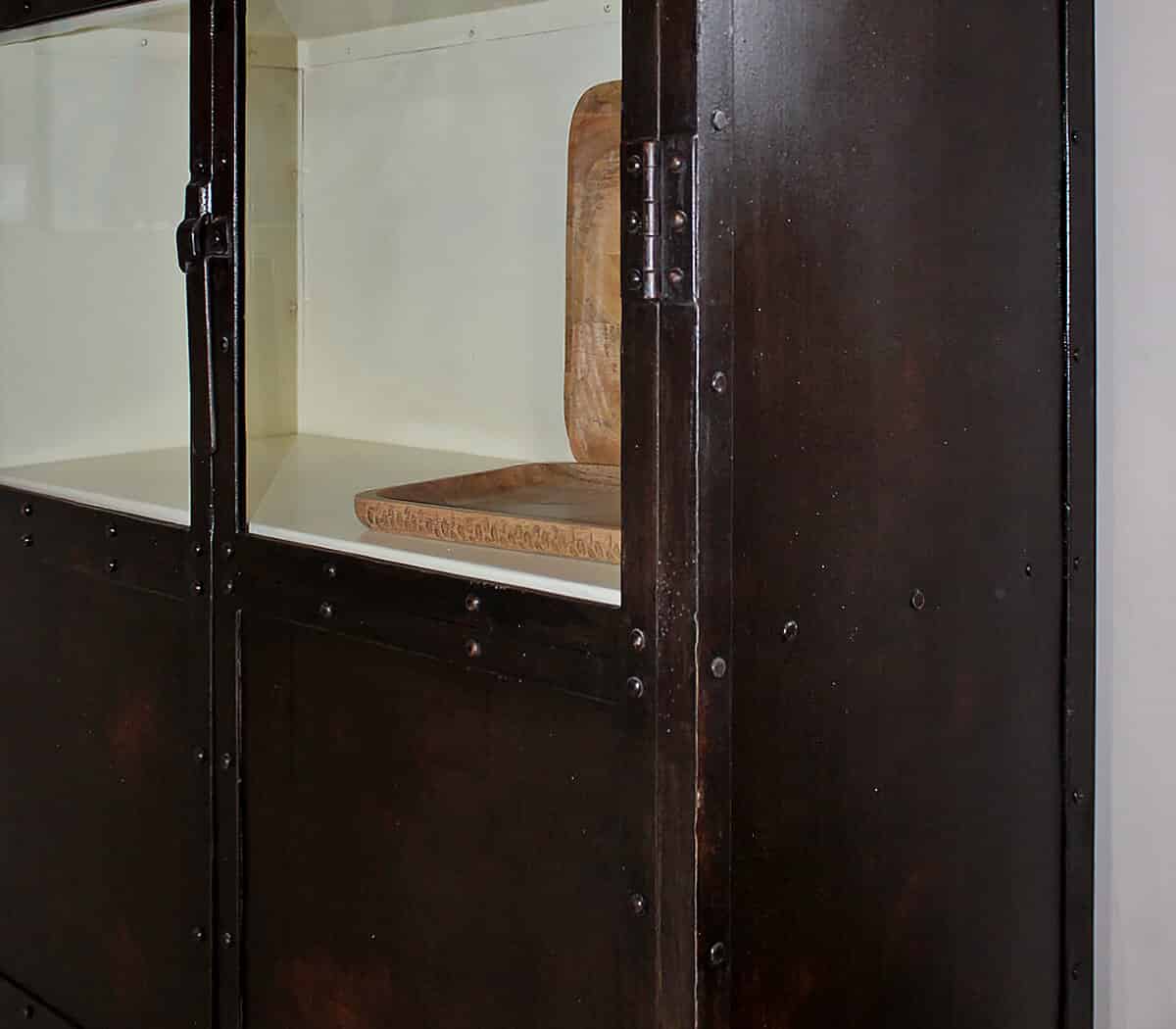 ijzeren-vitrinekast-vintage