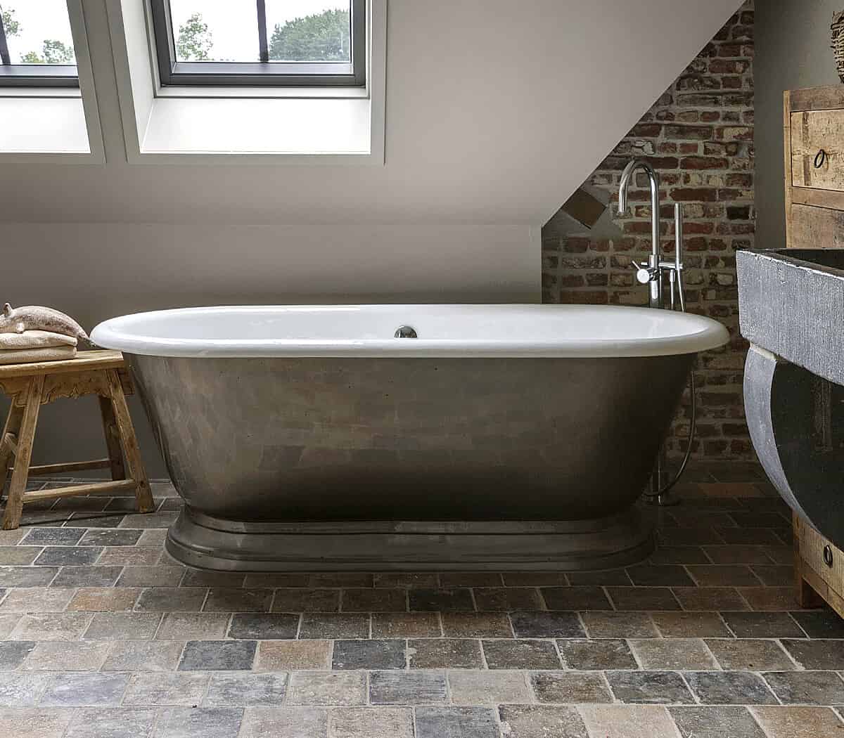 nostalgisch-gietijzer-ligbad-op-rand-st-tropez