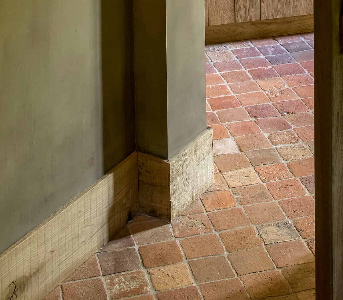 zalm-genuanceerde-antieke-plavuizen-estriken