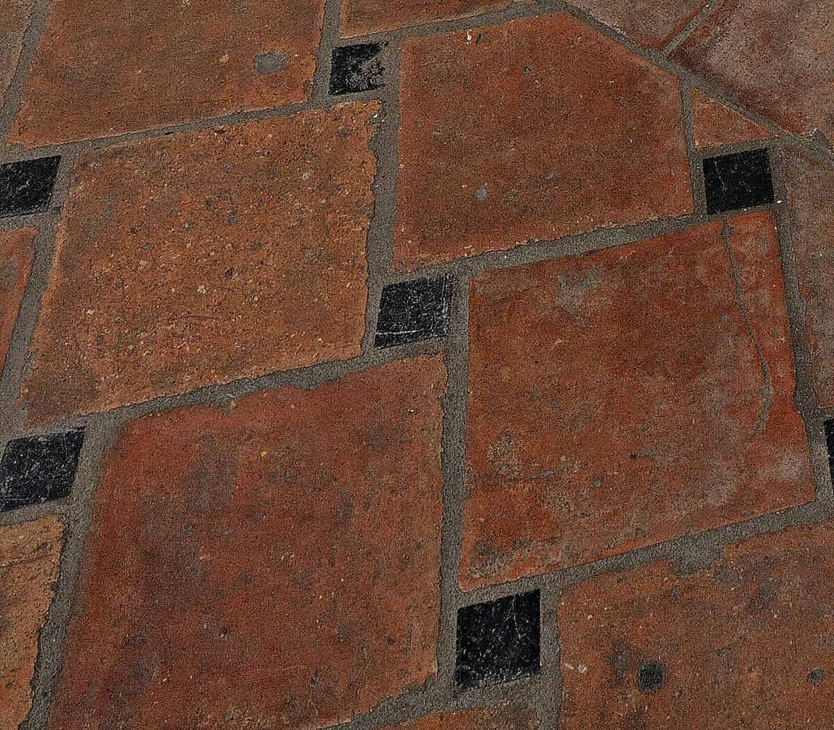 zalm-genuanceerde-plavuizen-met-zwart-blokje