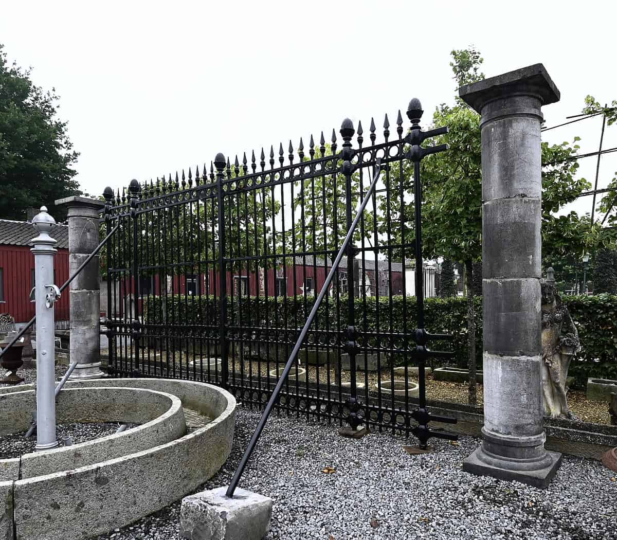 Grote-poort-met-arduin-poortpalen