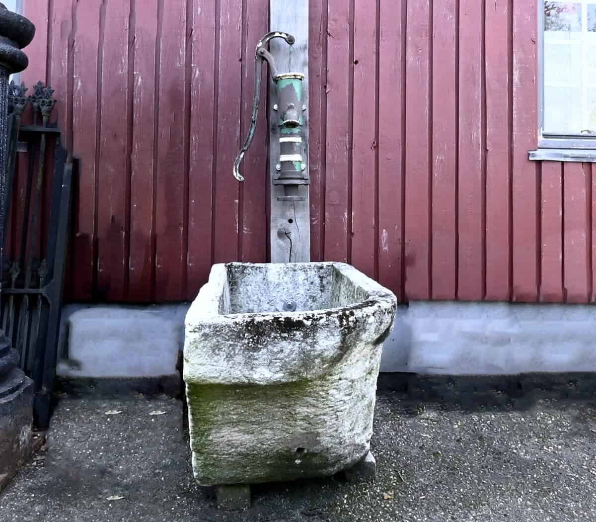 antieke-bak-met-pomp