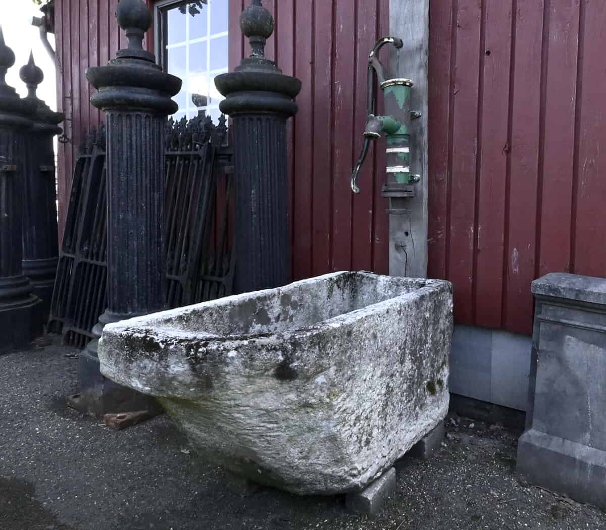 antieke-bak-met-pomp