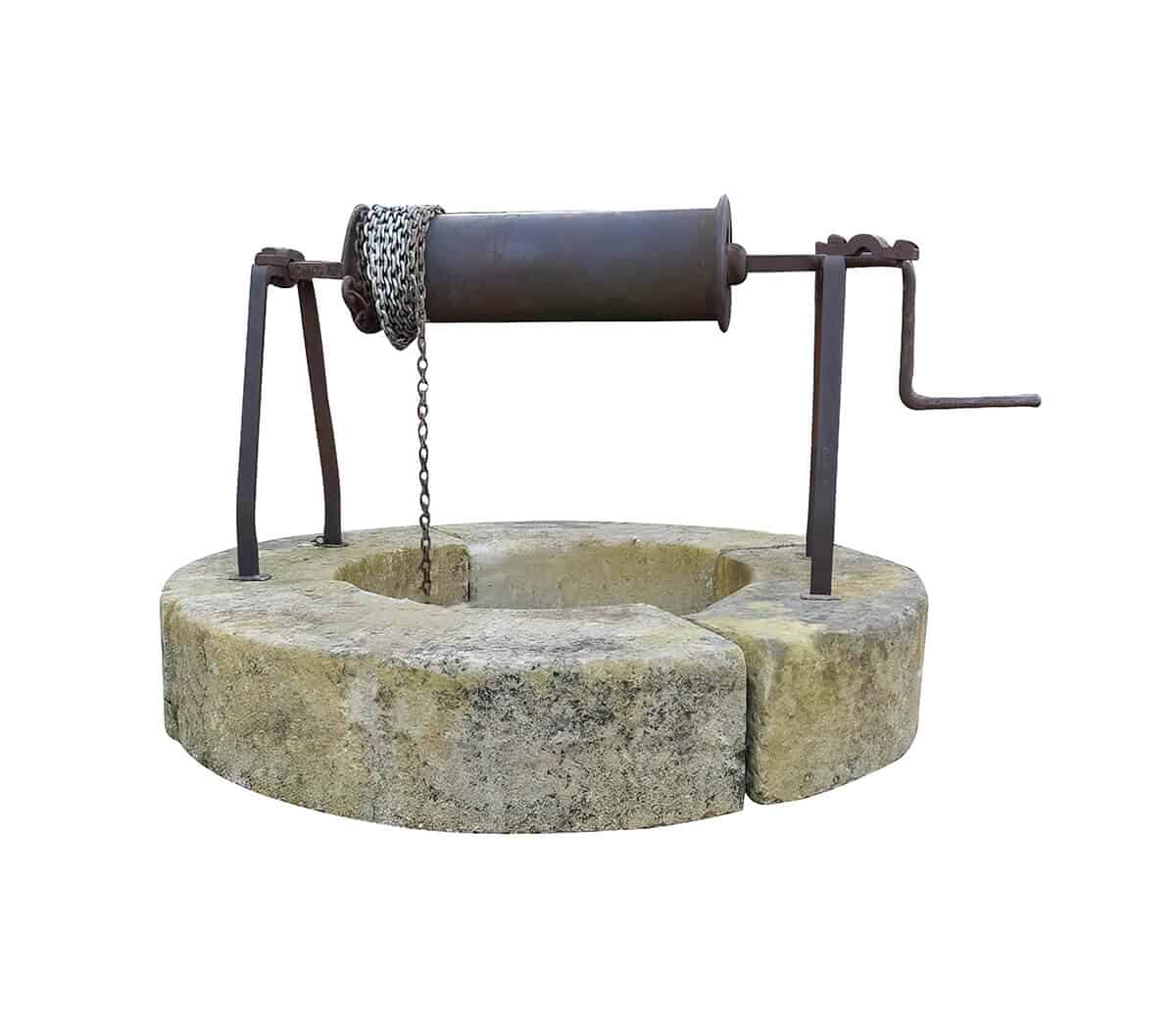 Antieke-zandstenen-putrand-met-katrol