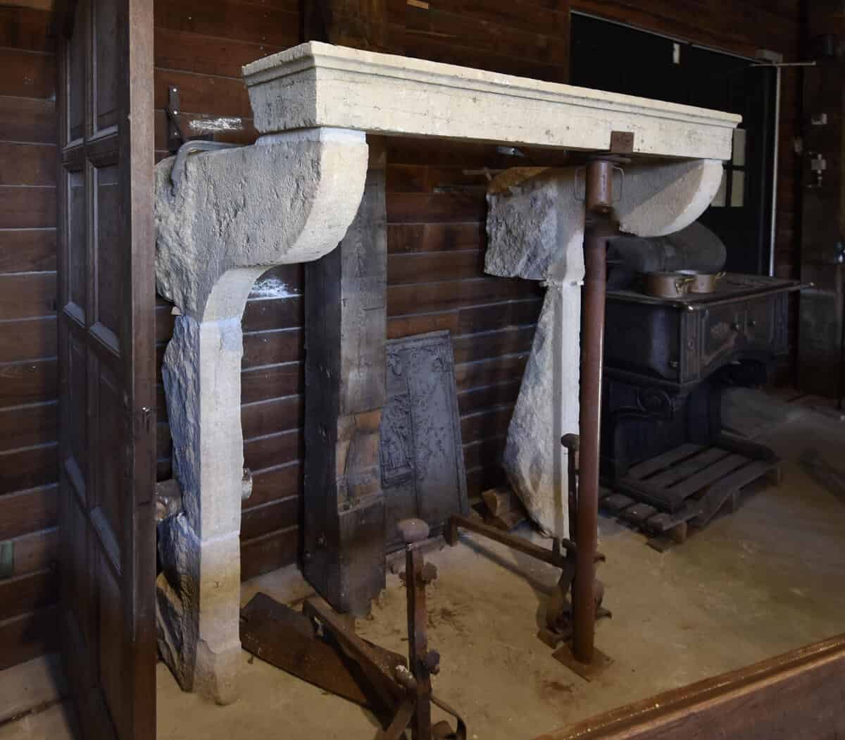 Zandstenen-voorzetschouw