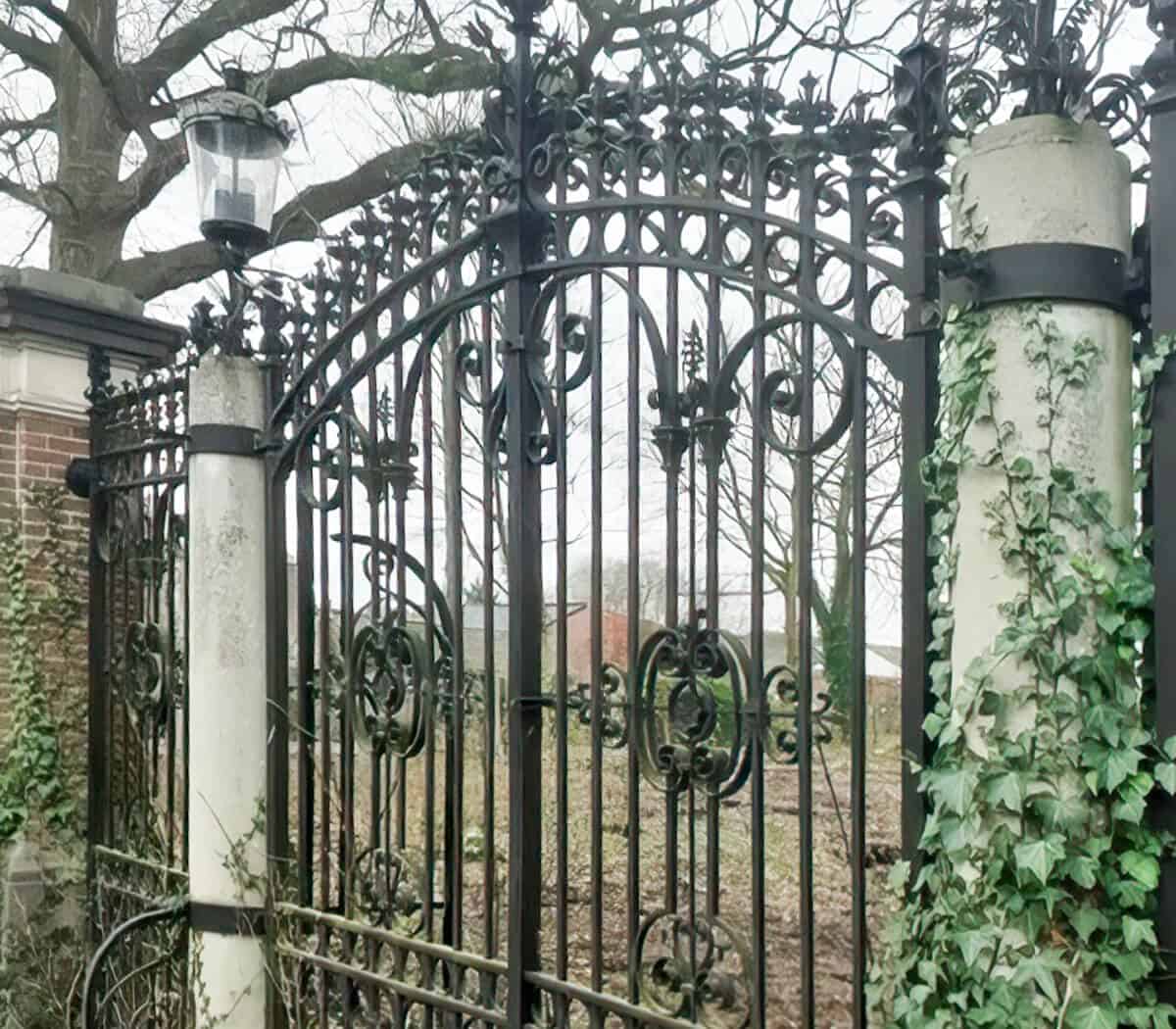 Poort-met-poortpalen-en-lantaarns
