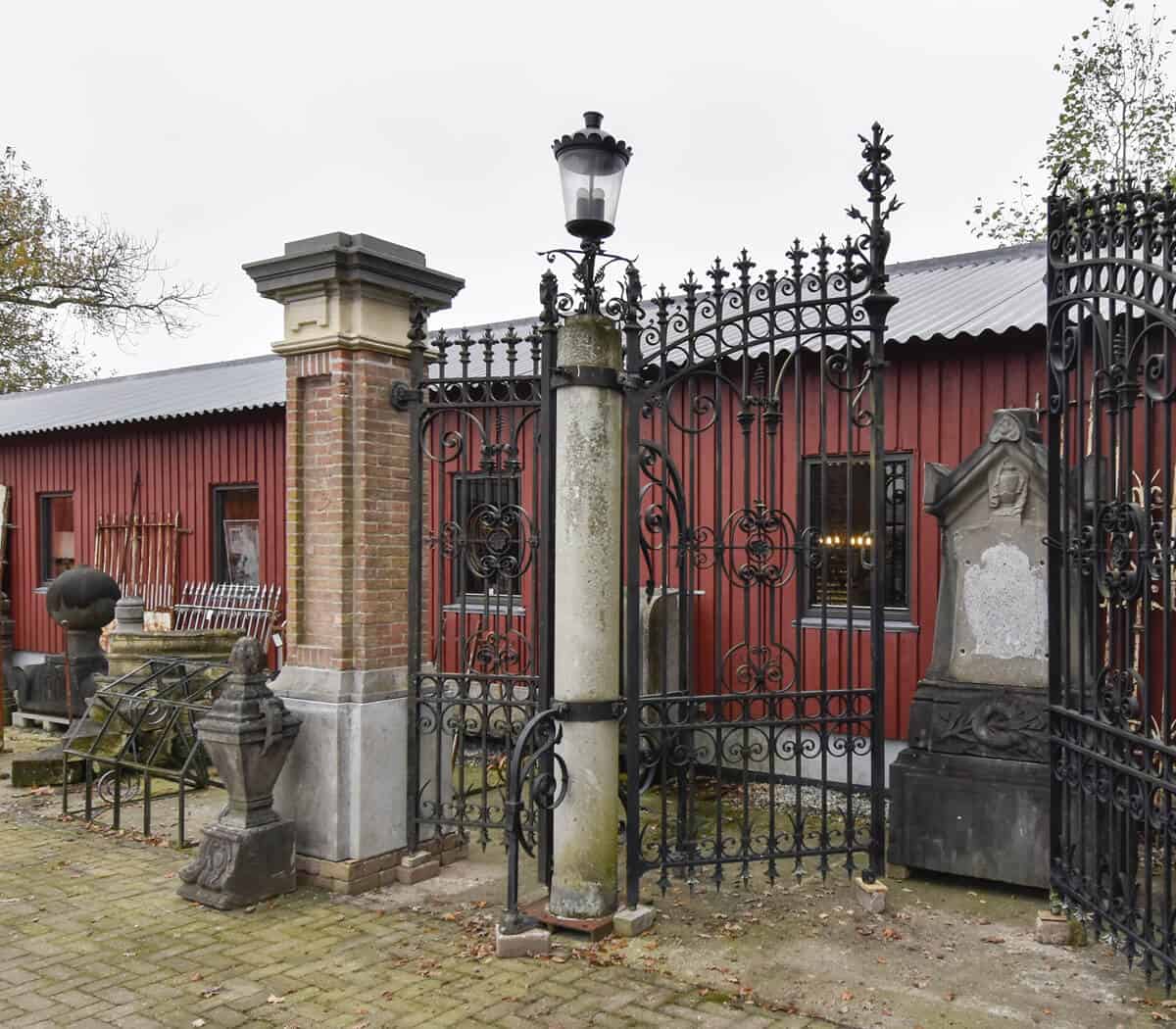 Poort-met-poortpalen-en-lantaarns