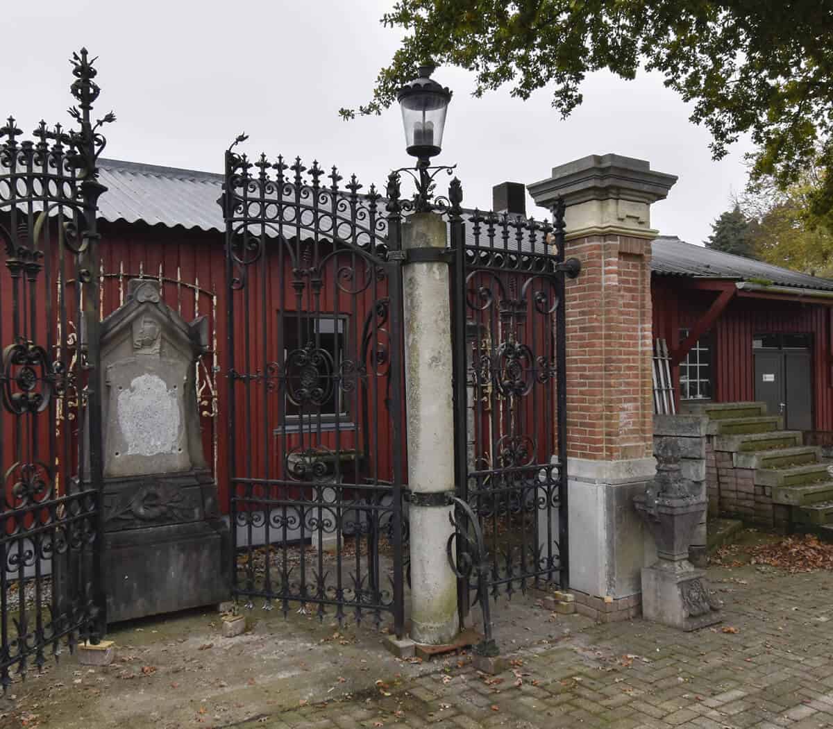 Poort-met-poortpalen-en-lantaarns