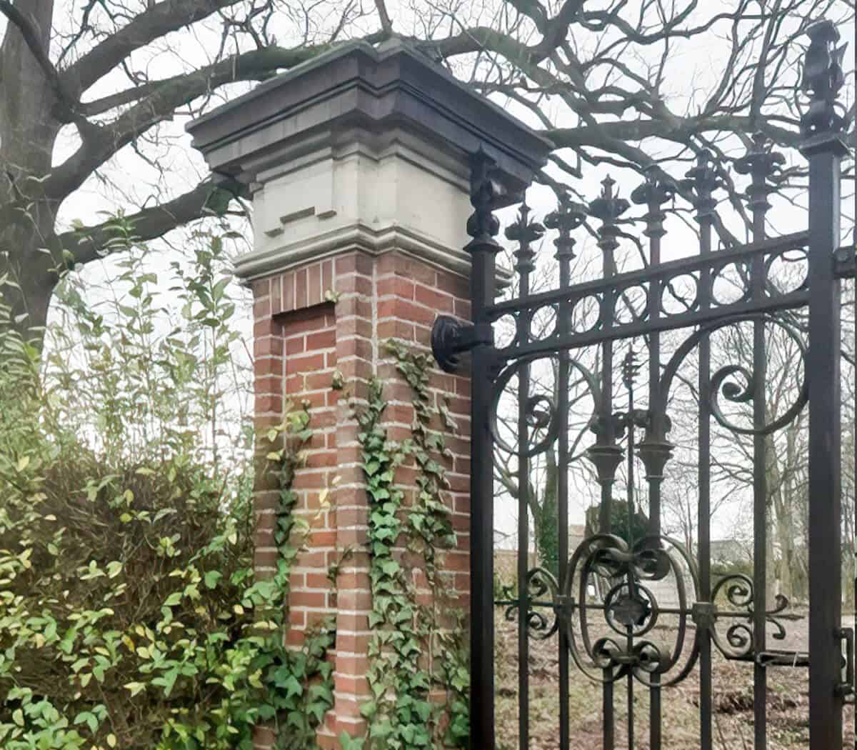 Poort-met-poortpalen-en-lantaarns