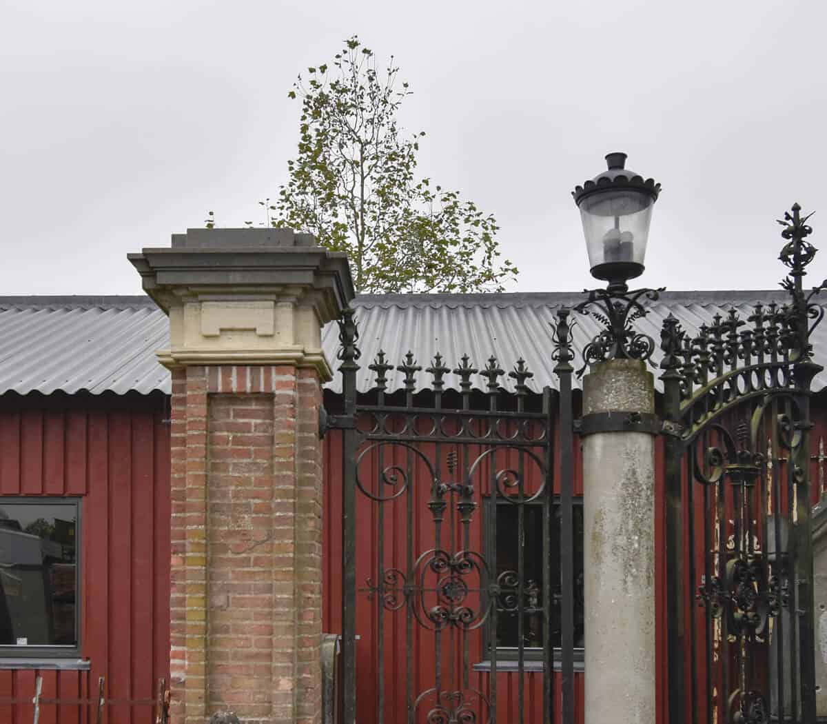 Poort-met-poortpalen-en-lantaarns