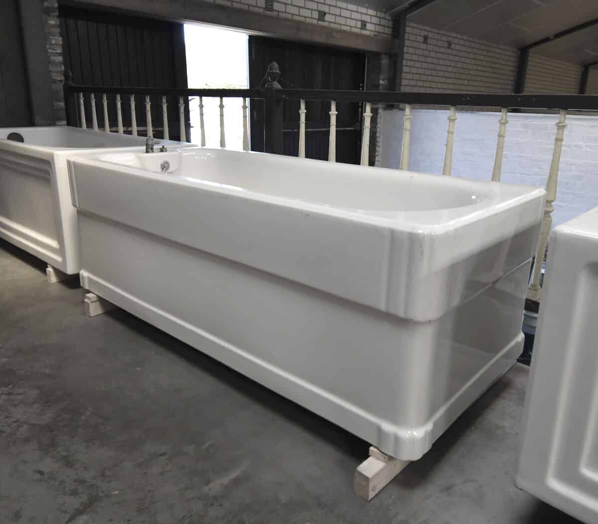 Oud-emaille-vrijstaand-bad