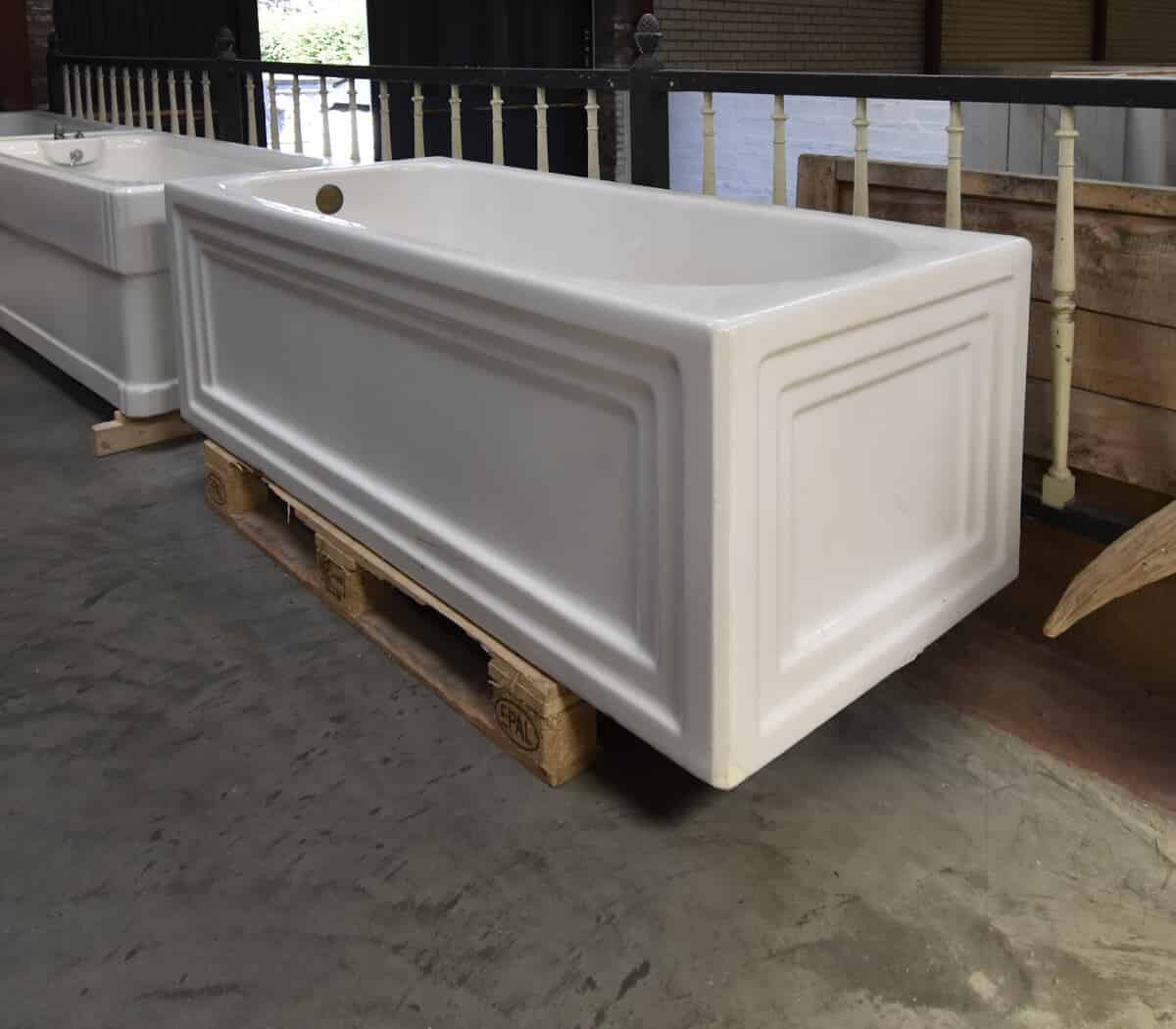 Oud-emaille-vrijstaand-bad