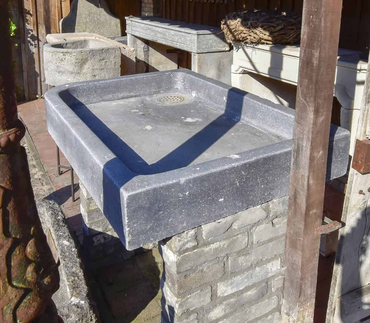 belgisch-hardstenen-wasbak-met-putje