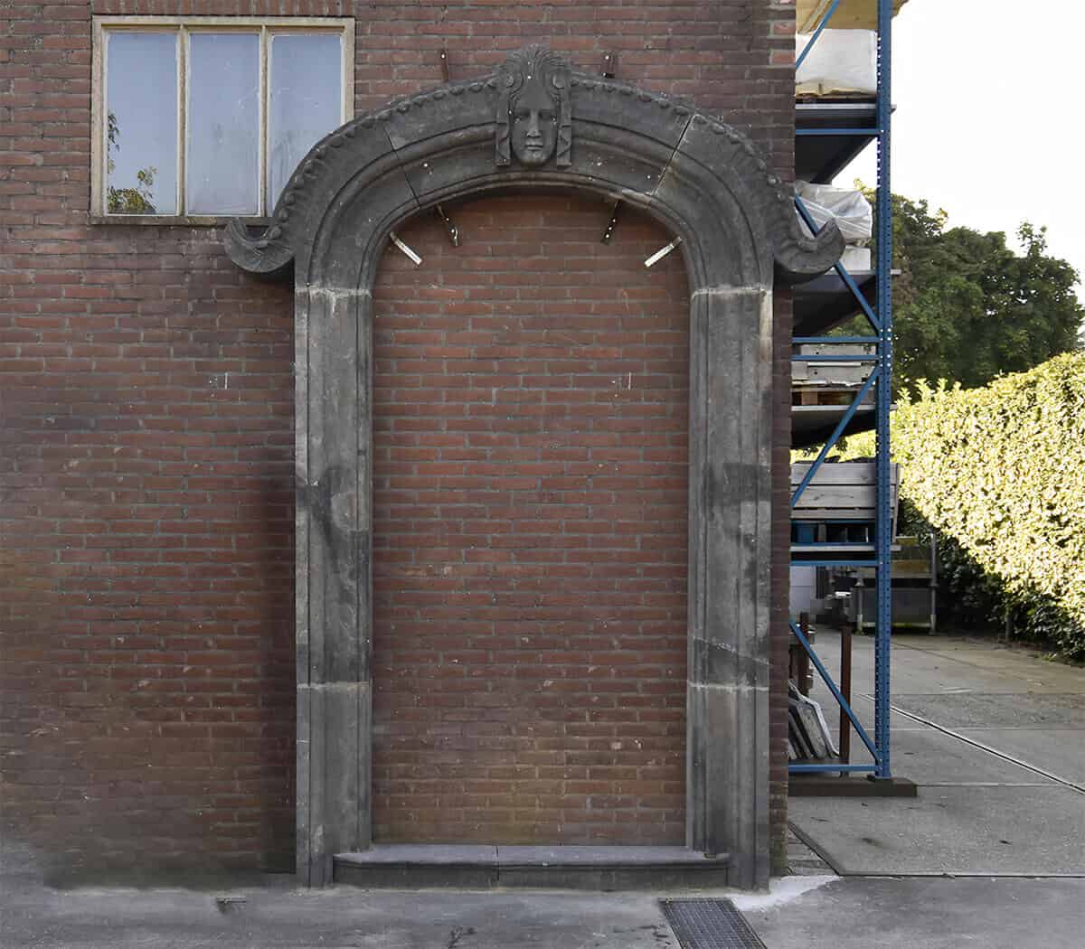 Belgisch-hardstenen-portiek