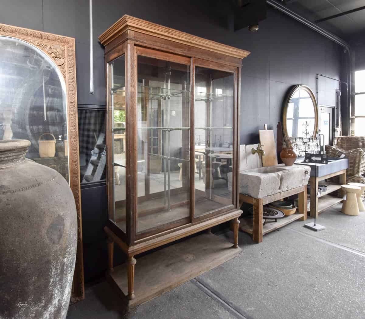 Antieke-vitrinekast