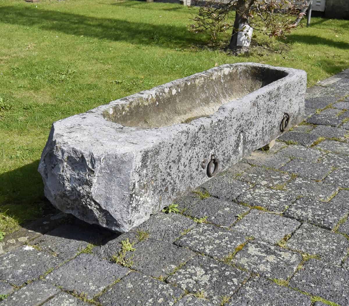 Hardstenen-trog