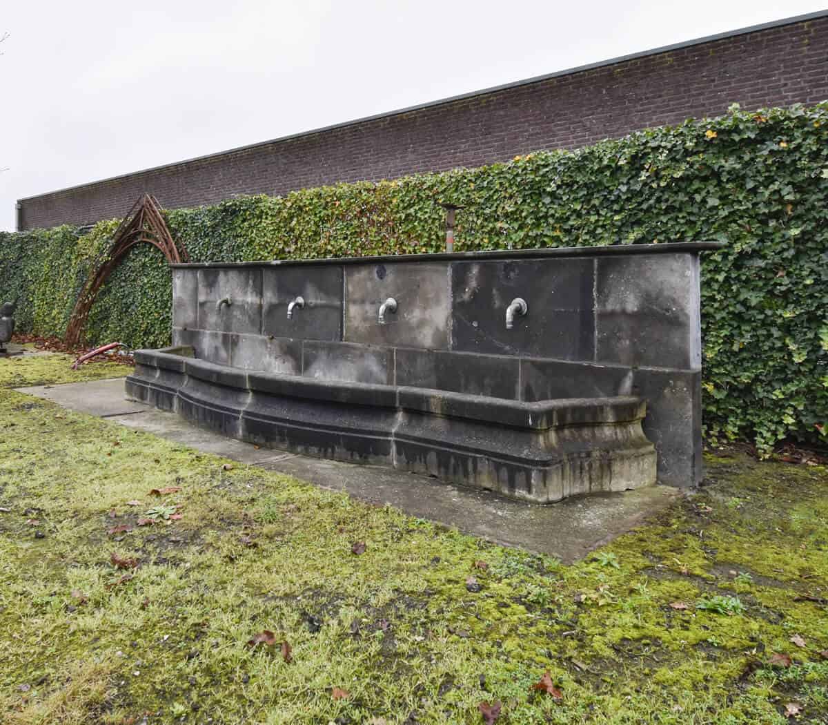 Grote-fontein-met-4-spuwers