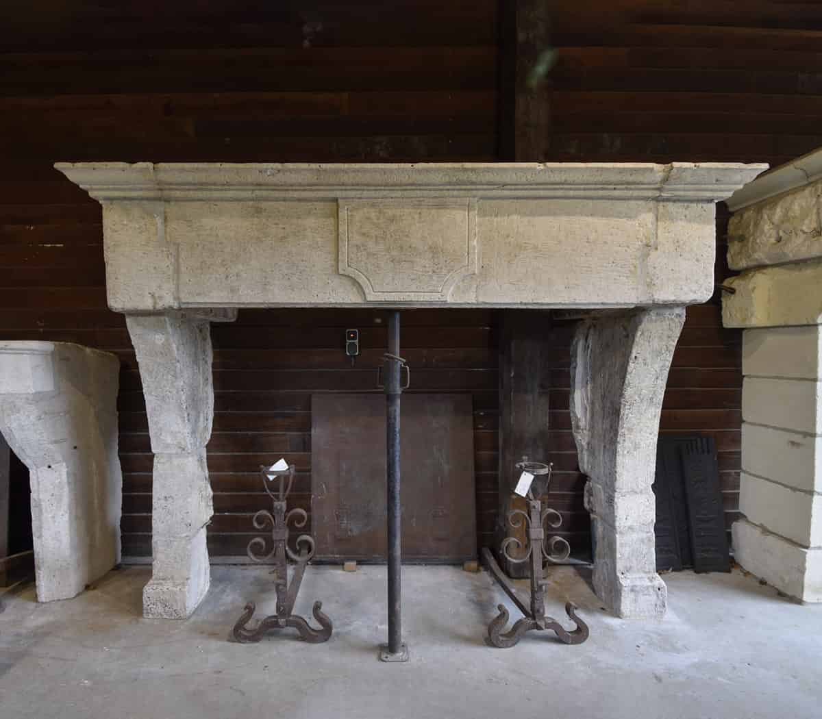 Franse-zandstenen-kasteelschouw