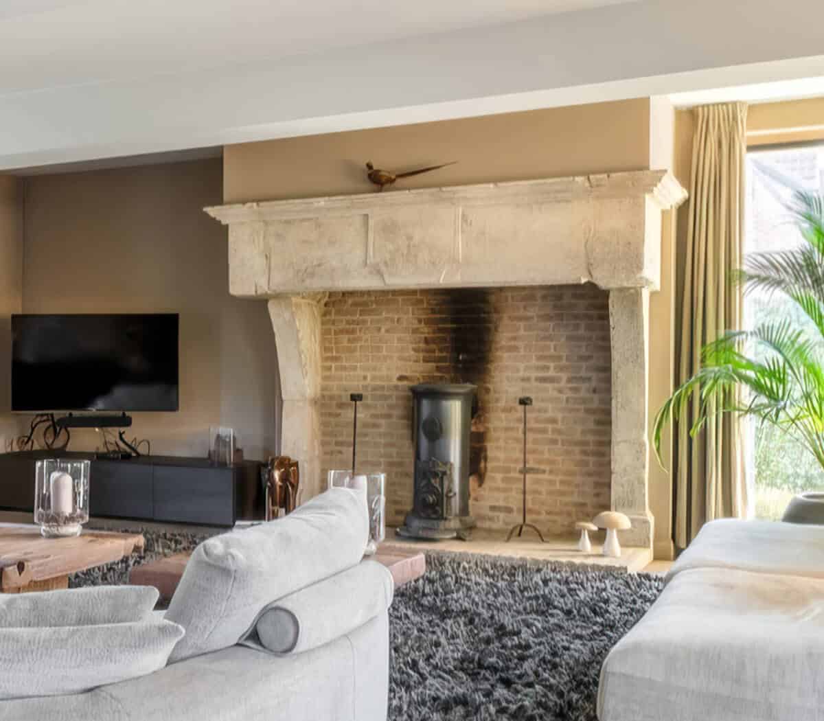 Franse-zandstenen-kasteelschouw