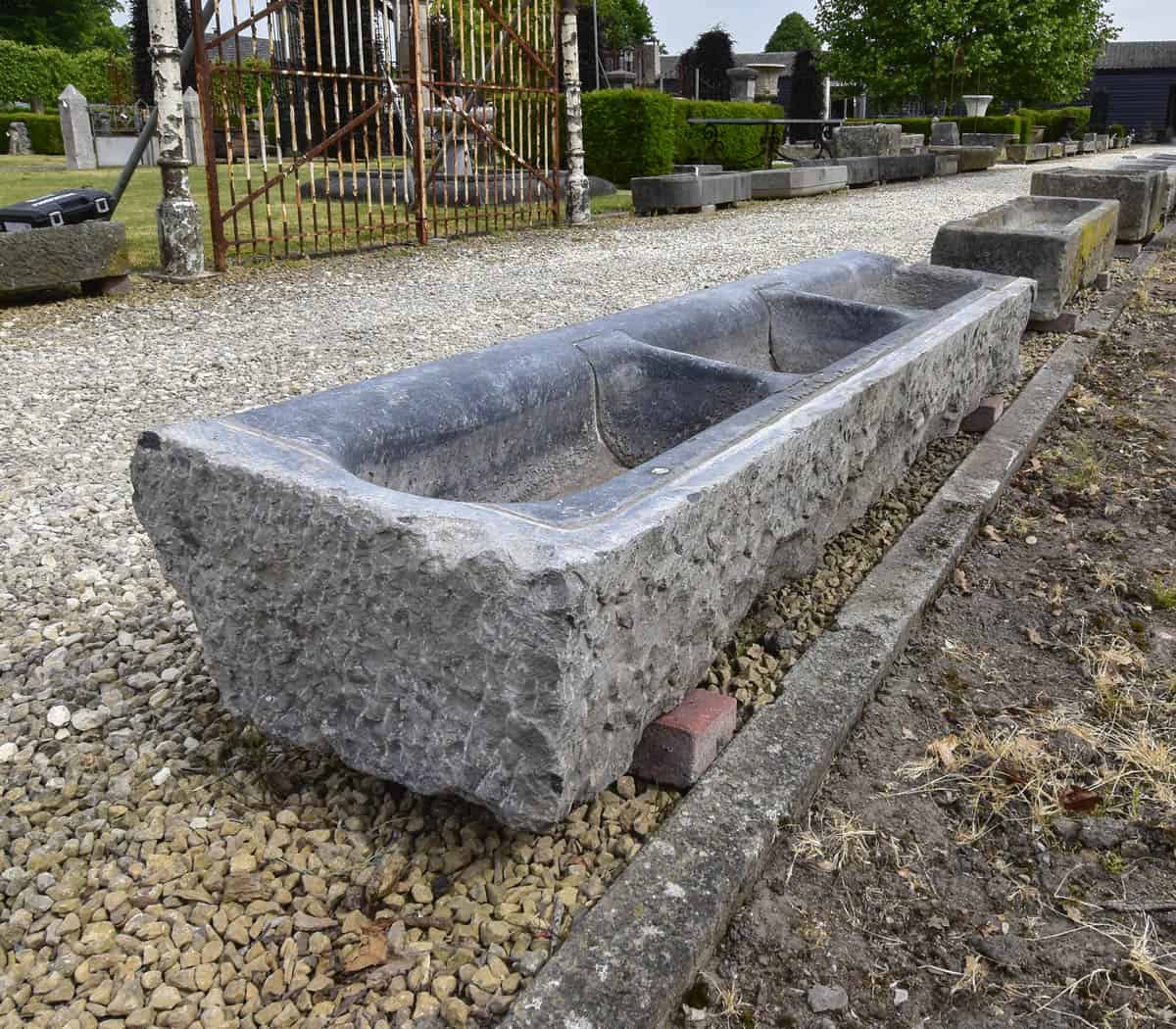 Hardstenen-trog